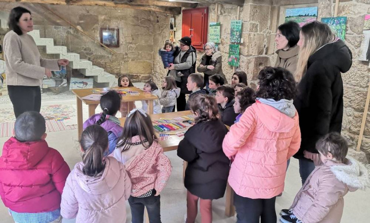 Os nenos e nenas do PAI e CEIP de Sandiás tamén celebran o 8M