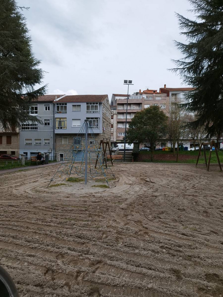 Fotos denuncia: Situación do Parque infantil do Toural