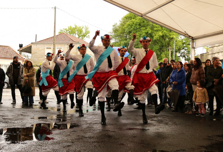 Os Danzantes de Lamas baixo a carpa