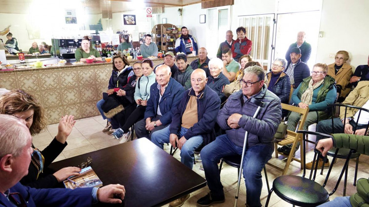 Os veciños da Filgueia (Porqueira) arrouparon a Xosé L. Brea na presentación da súa novela