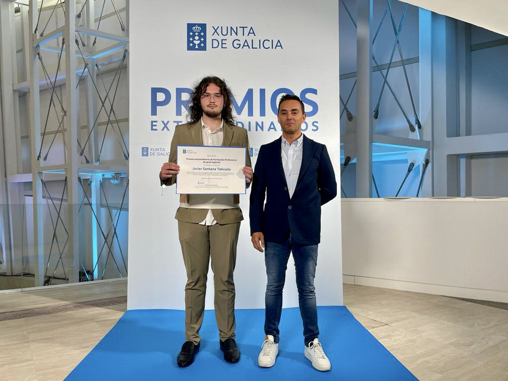 Javier S. na entrega de Premios Extraordinarios co director de A Farixa
