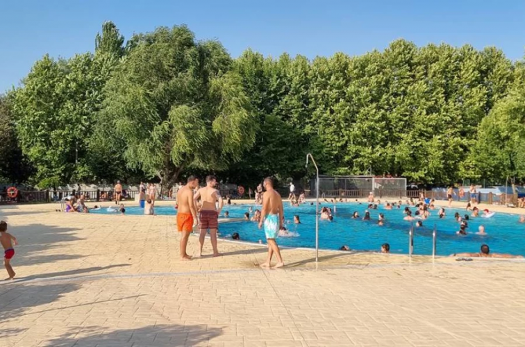 Xinzo inaugura a tempada de piscinas ao aire libre mantendo o servizo da piscina climatizada