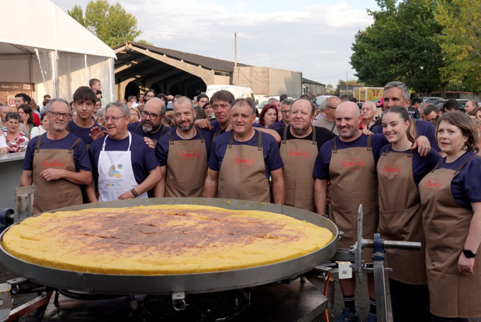 Proceso elaboración e degustación  tortilla xigante  xigante