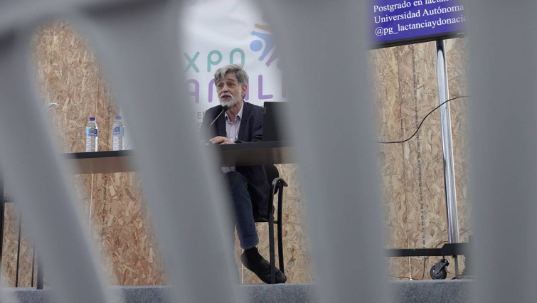 O pediatra Carlos González, non defraudou ás expectativas, na súa primeira charla