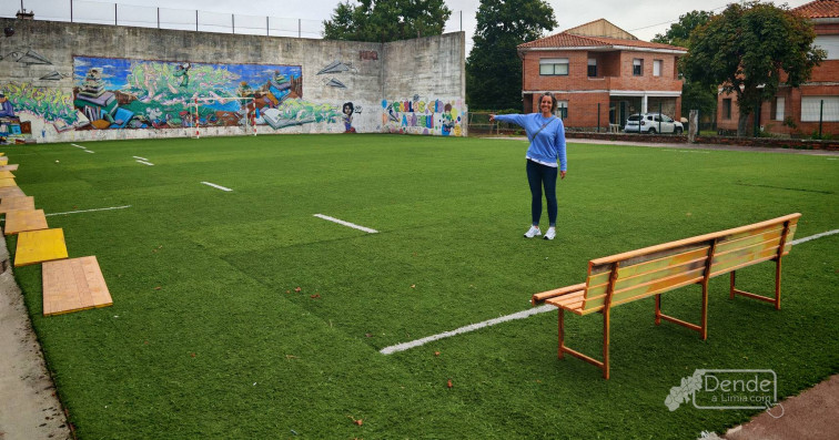 O cole de Rairiz, o único colexio con campo de fútbol con céspede artificial