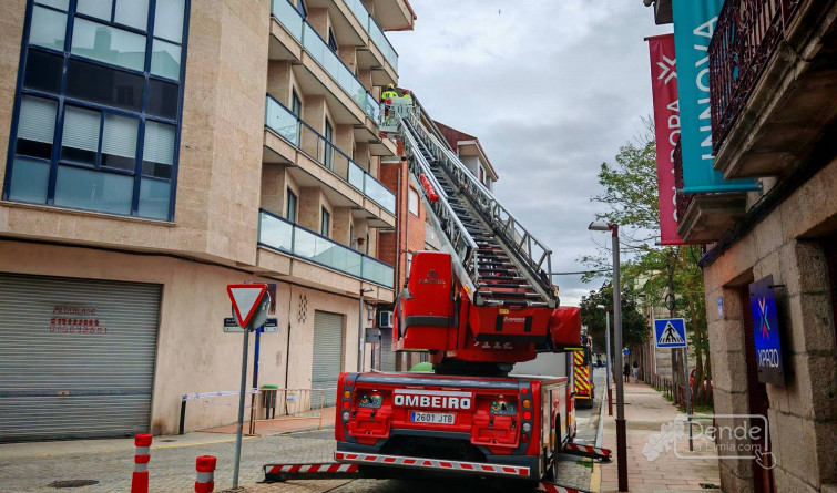 Desprendemento de cristais dunha fachada en Xinzo