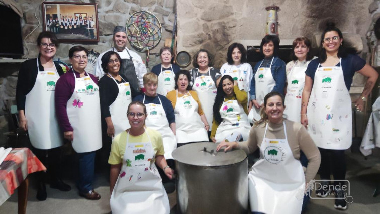16 mulleres do rural fórmanse no forno de Sarreaus