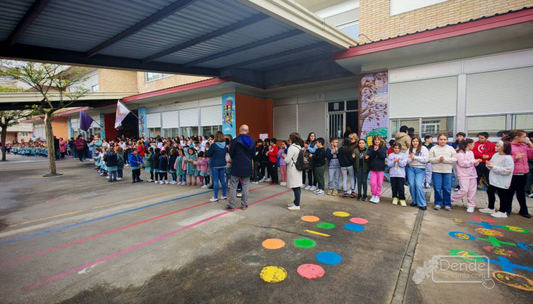 O alumnado do CEIP Carlos Casares gardou un minuto de silencio
