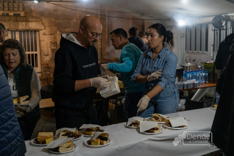 Castañas, chourizos, pan e viño no Magosto de Xinzo