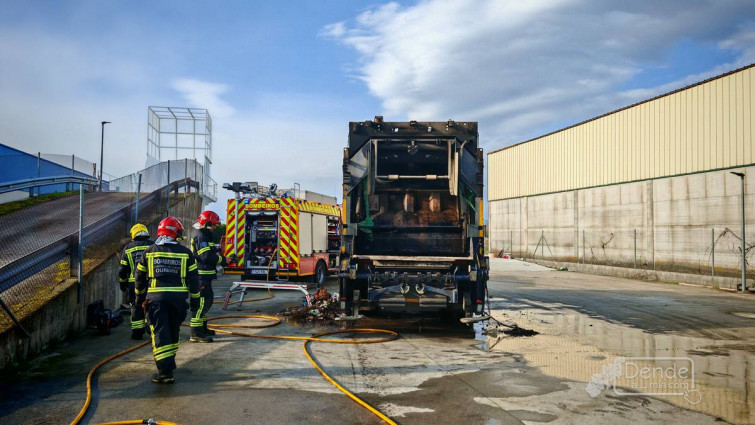 Arde a parte de atrás dun camión de recollida de lixo de papel e cartón