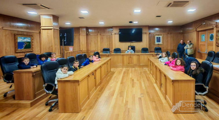 O Consello da infancia do Rosalía reuniuse no salón de plenos