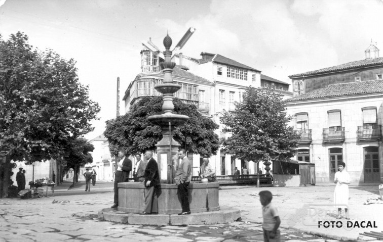 Aparece en Piñeira parte da fonte da praza Maior de Xinzo, desaparecida nos anos 70