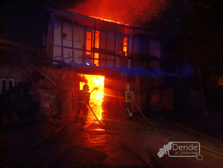 Arde por completo unha casa en San Vitoiro (Ganade)