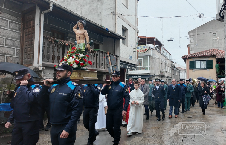 A chuvia pouco desluciu a procesión de S.Sebastián
