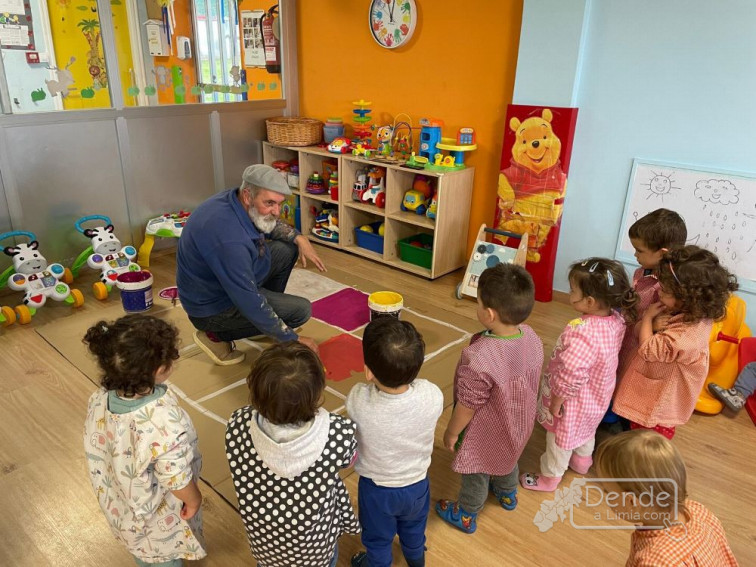Xosé Eladio colaborou cos nenos do PAI de Sandiás para facer o cartaz do Desfile Infantil