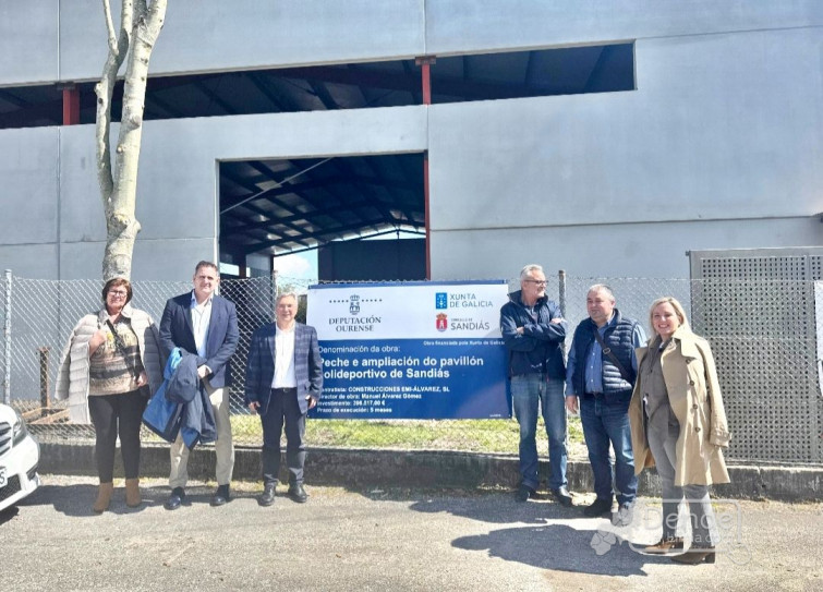 O presidente da Deputación visitou o concello de Sandiás para ver a estado das obras do pavillón de deportes