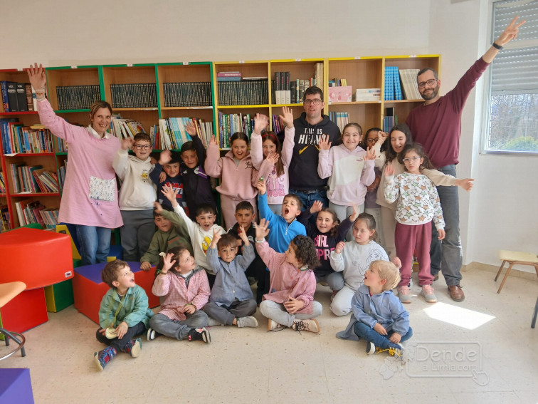 ​O escritor Xabier Domínguez visita o noso centro acompañado pola Furgoteca de Ourense