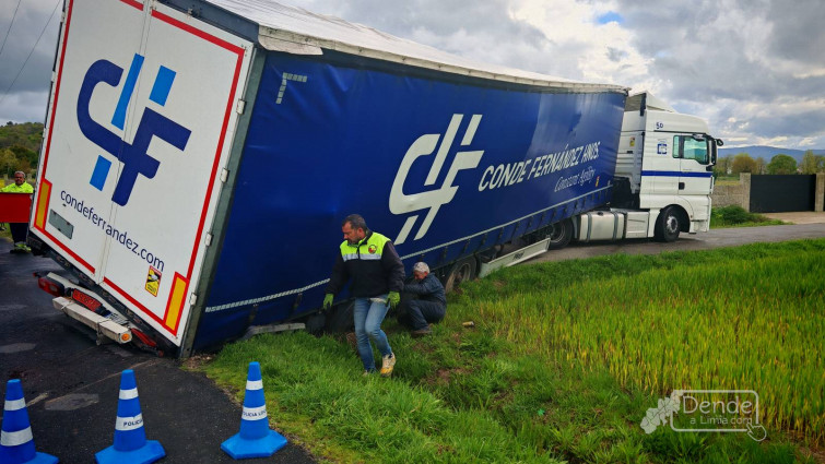 Camión accidentado nunha pista de entrada a Xinzo