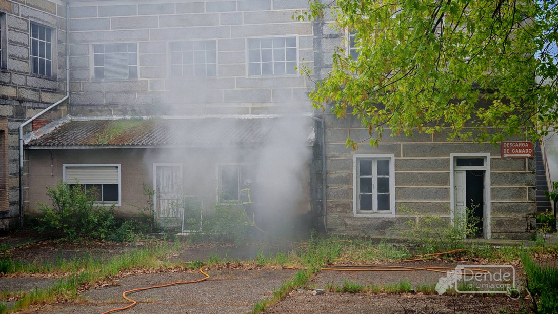 Sufocado en poucos minutos un incendio no antigo matadoiro