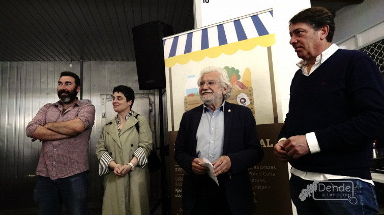 Degustación de Porco Celta na praza de abastos de Xinzo con grande acollida veciñal