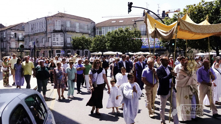 A procesión do Corpus percorreu as rúas da vila