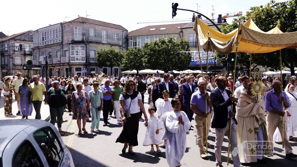 A procesión do Corpus percorreu as rúas da vila
