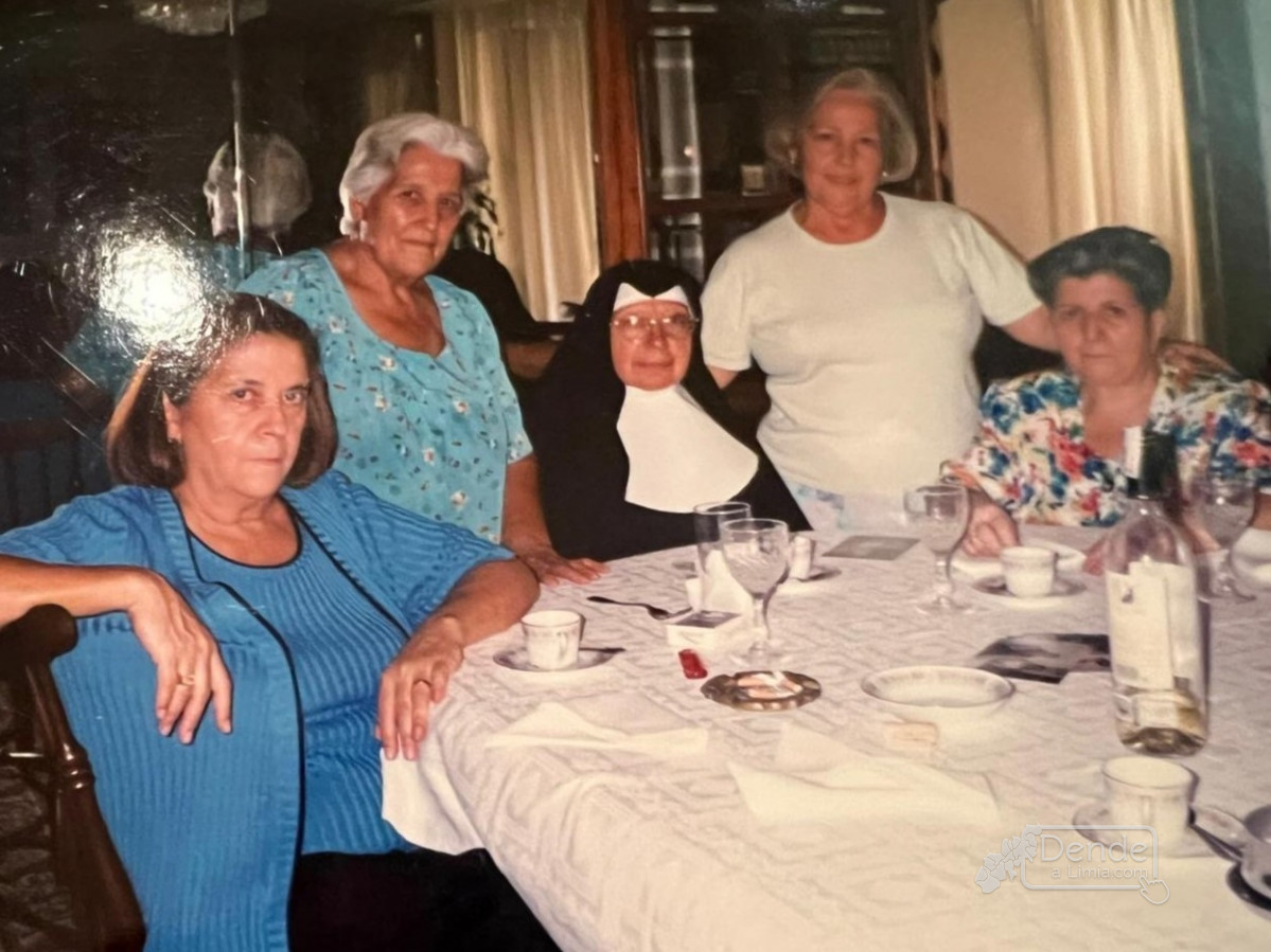 4. De izquierda a derecha, Conchita, Ramona, Manuela, Adelita y Aurita Gil Costa. Imagen cortesia Adelita Gil Costa.