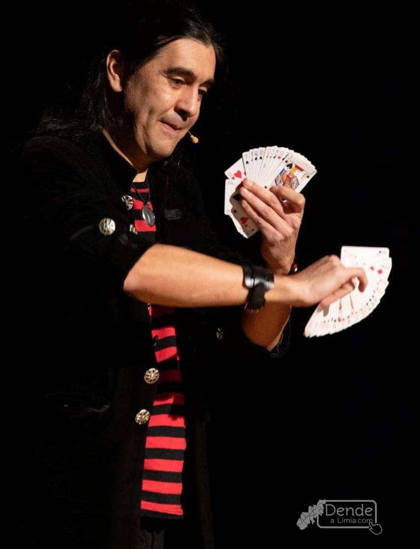 Foto. mago teto avanico cartas