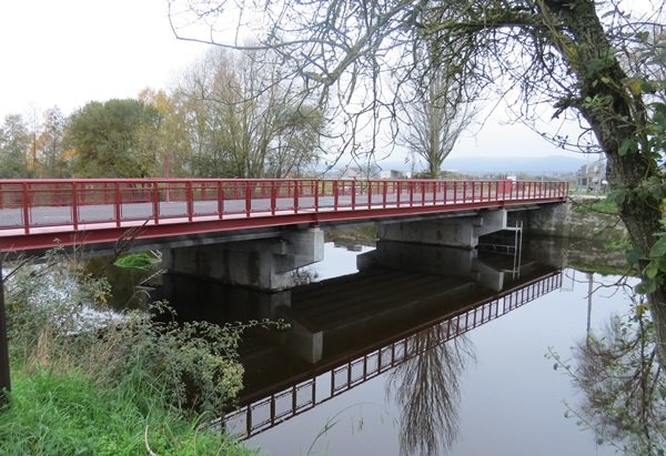 Ponte remodelada sobor do rio Limia
