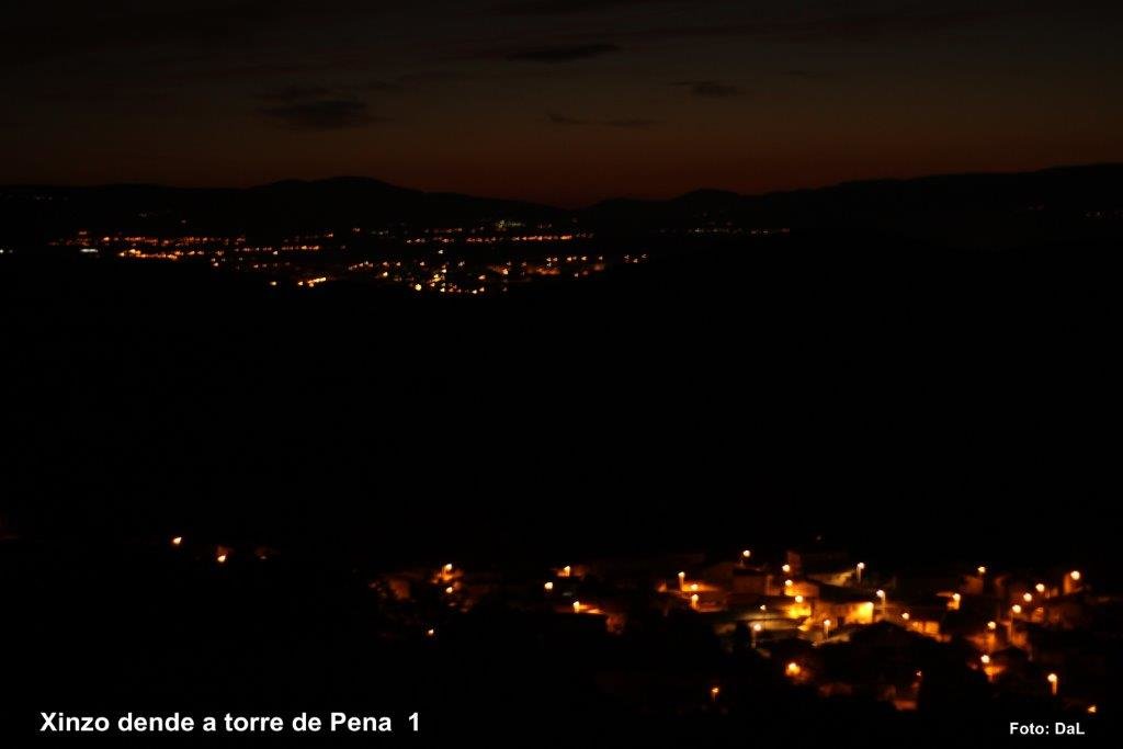 Visión nocturna de Xinzo de Limia dende a Torre de Pena.