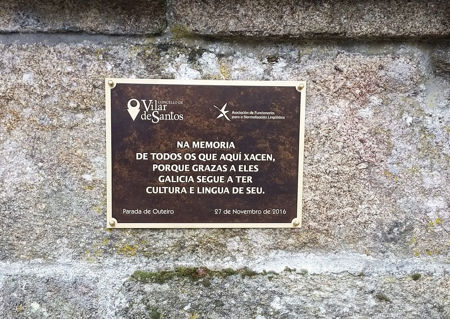 Placa conmemorativa instalada no cemiterio de Parada.