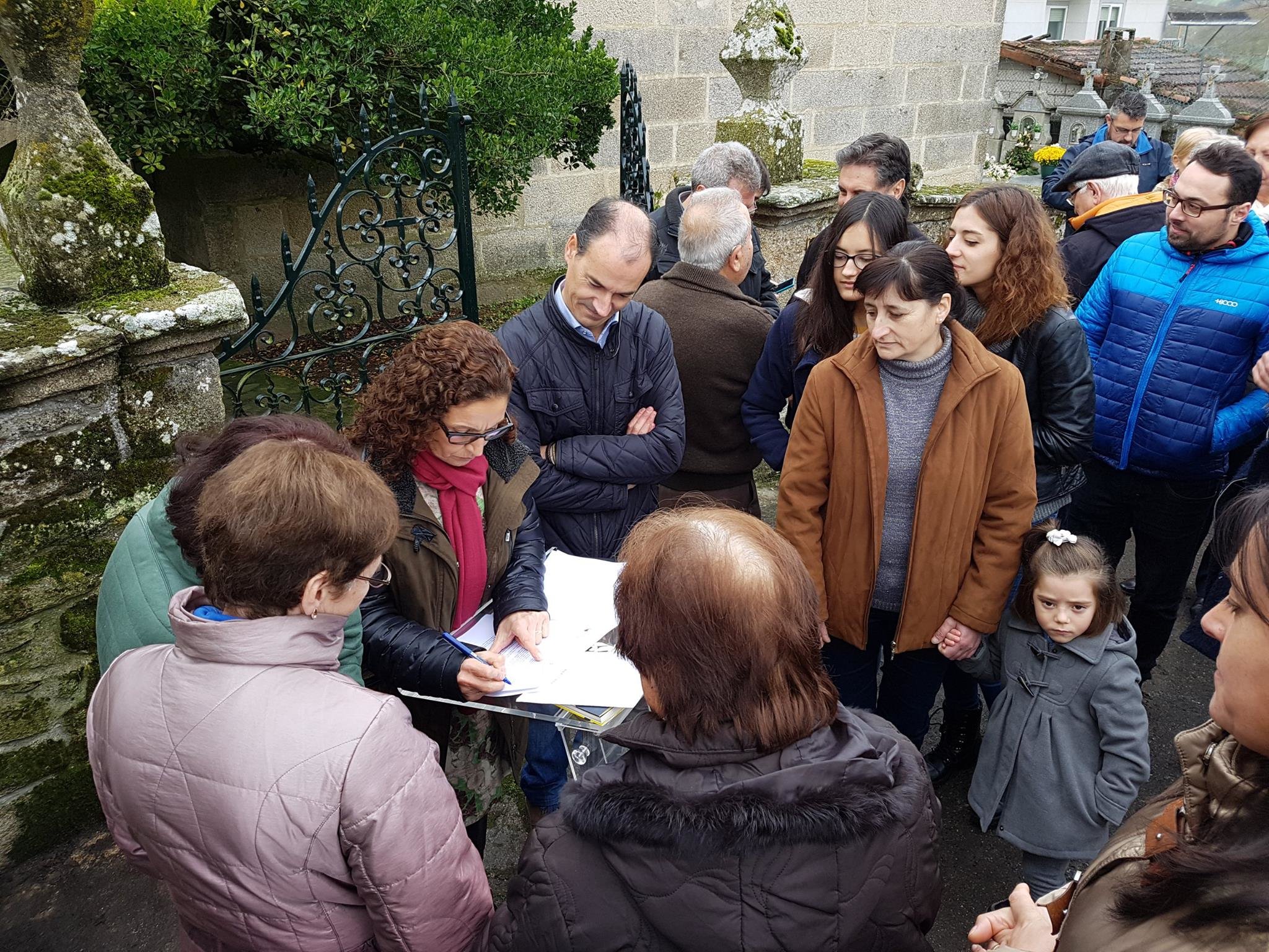 Algúns veciños asinando a 