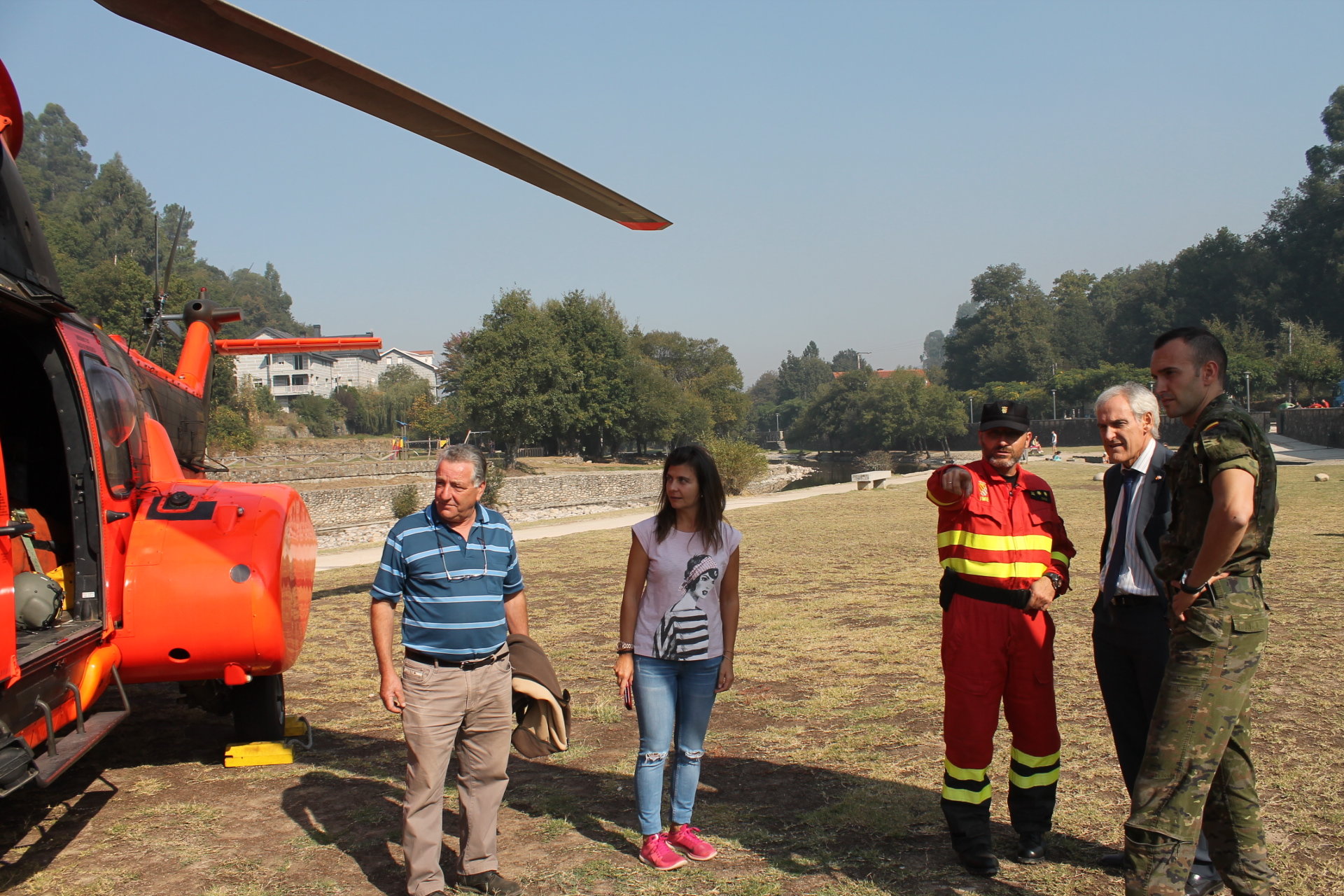 O subdelegado do Goberno en Ourense acompañado de brigadistas.