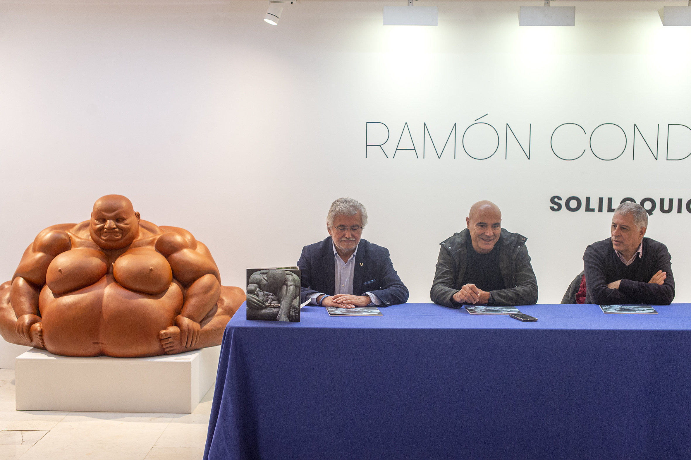 Presentación da exposición “Soliloquios”, de Ramón Conde.- No centro cultural “Marcos Valcárcel” terá lugar a presentación do catálogo e da exposición “Soliloquios”, do escultor Ramón Conde. O acto contará coa participación do vicepresidente da Deputación de Ourense, Rosendo Fernández; do director do centro cultural, Francisco González; e do propio artista e do asesor de cultura Aurelio Gómez Villar.