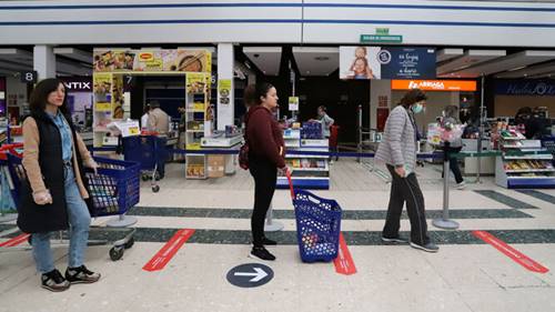 Distancias-seguridad-pagar-Carrefour-Holea_1446766103_118599928_667x375