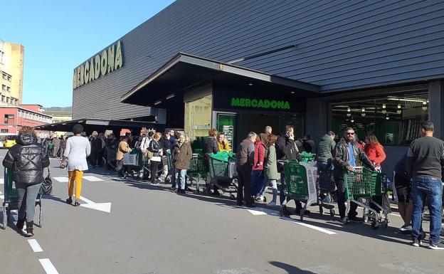 colas-supermercados-coronavirus-kZCF-U100532844287PmG-624x385@El Correo