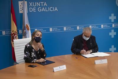    A conselleira de Infraestruturas e Mobilidade e o alcalde de Muíños, Plácido Álvarez, asina un convenio de colaboración para a mellora do saneamento en varios núcleos do municipio. 