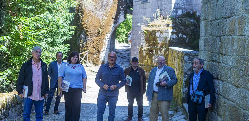 Reunión do xurado do Premio Ourensanía no Mosteiro de Rocas. Asisiten Manuel Baltar (Presidente da Deputación Ourense),  Luis González Tosar (escritor); Jesús de Juana López (Catedrático Emérito de Hisotira), Patrícia Torres Madureira (Deputada de Cultura), Juan Luis Saco Cid e Aurelio Gómez Villar (Asesor de Cultura da Deputación Ourense).