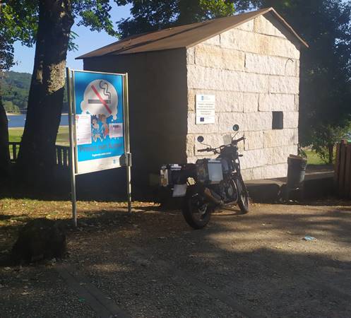 Panel onde se localiza o cartaz de alerta e, ao lado, aseos, en Porto Quintela