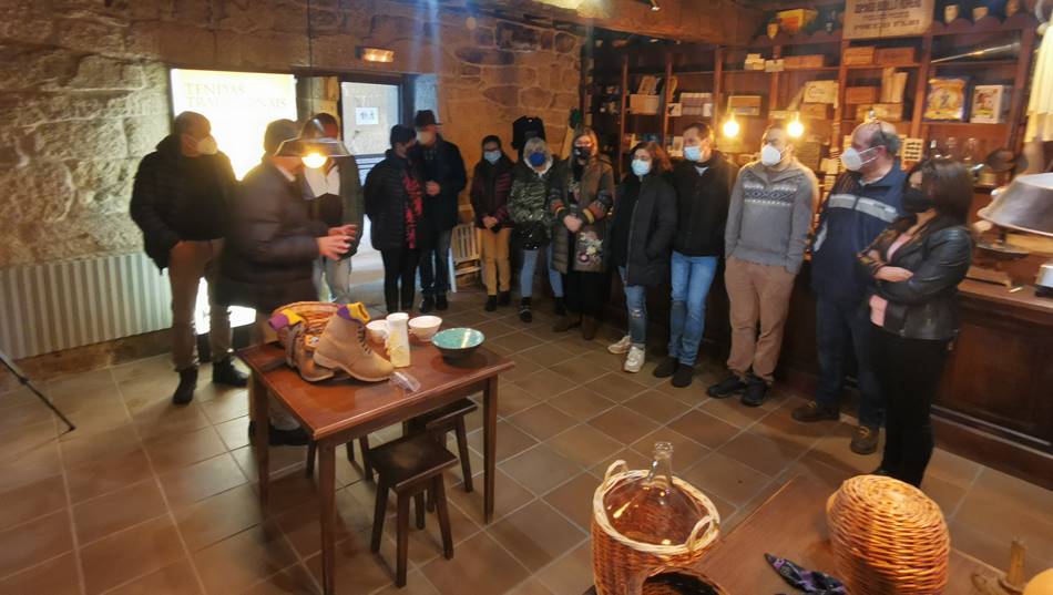 Algúns dos presentes que acompañaron aos artesáns na presentación