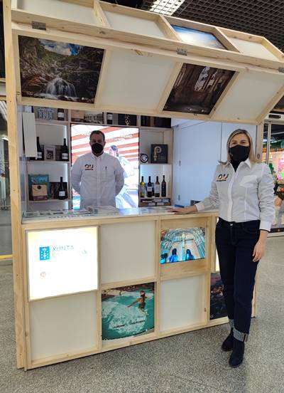 La gerente del Inorde en el stand informativo en la estación de Atocha