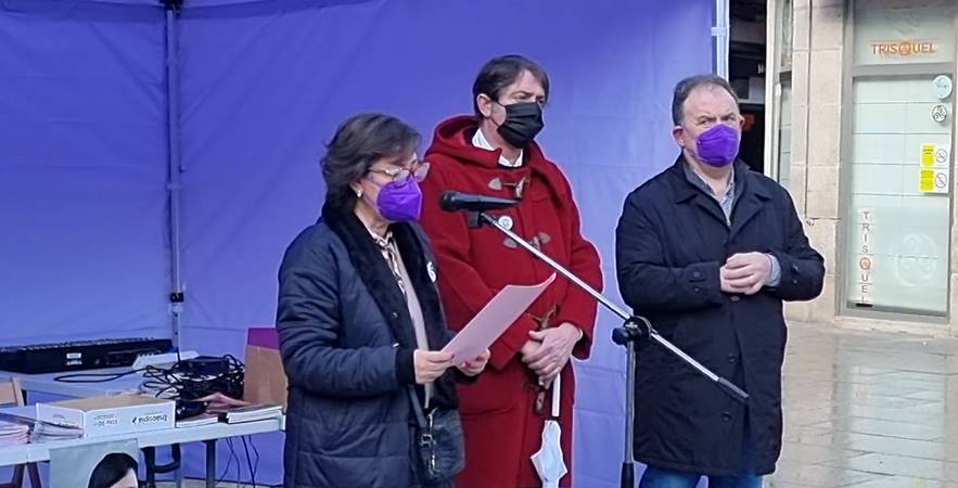 Elvira Lama no momento da lectura do manifesto