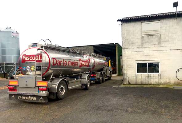 Cisterna-Pascual-recollendo-o-leite-o-día-da-folga-de-transporte-14-3-22