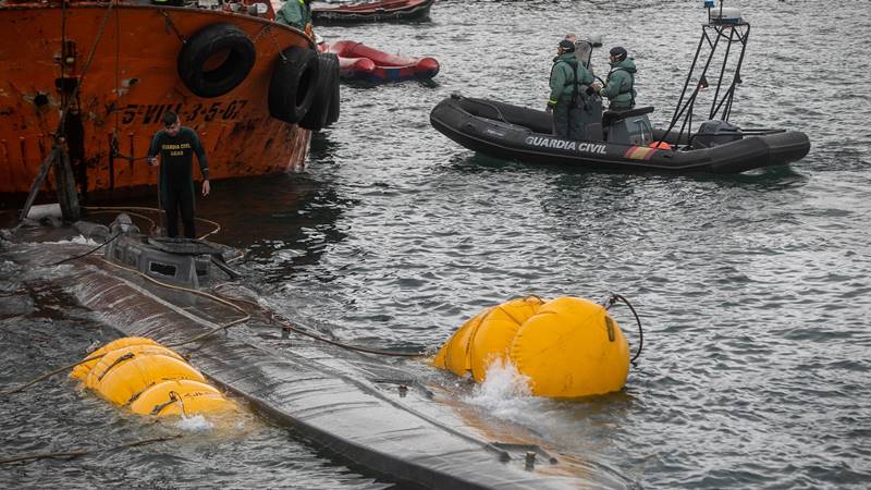 Efectivos de la Guardia Civil y Aduanas, proceden con las maniobras de rescate de reflote del narco submarino encontrado en la ria de Pontrevedra, proximo a Aldan, en el que se piensa que puede contener mas de 3000 kilos de cocaina. Narcotrafico. Submario. Bastiscafo.
25/11/19