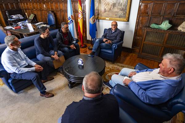Reunión Manuel Baltar (Presidente da Deputación Ourense) con membros do Clube de Automovilismo Talariño (Vilar de Barrio). Asiisten Oscar Vázquez Gómez (Tesoureiro), Javier Merino (Secretario), Manuel Grande Conde (Vocal), Alfonso Cid Rodriguez (vocal), e caompañados do Alcalde de Vilar de Barrio, Manuel Concde Gómez.