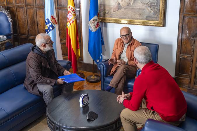 Reunión Manuel Baltar (Presidente da Deputación Ourense) cos irmáns Xulio e Domingo Bobillo (Familiares de Antón Tobar).