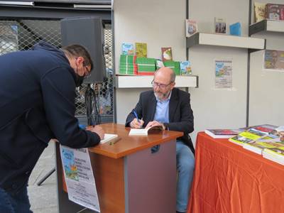 Firma de libros no stand de Librería Galaica