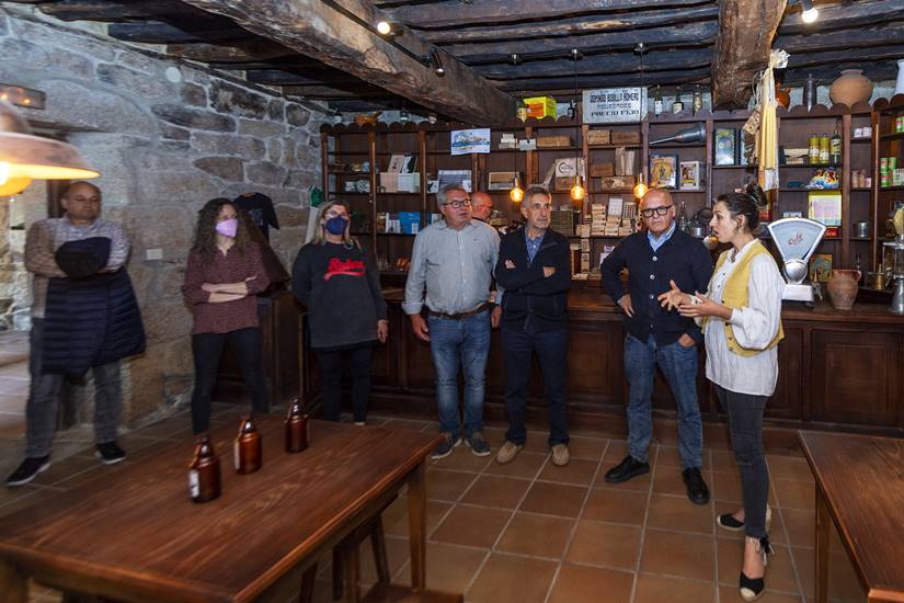 Ás -12.00 horas: Visita ao Concello de Vilar de Santos.- O presidente da Deputación, Manuel Baltar, visita o Concello de Vilar de Santos para abordar co alcalde deste municipio, Antonio Míguez, as liñas de traballo abertas entre ambas administracións e perfilar novos proxectos de cooperación. Lugar: Concello de Vilar de Santos.