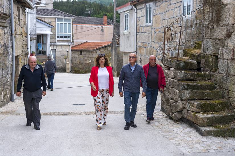 Visita Manuel Baltar (Presidente da Deputación Ourense) ó concello de Porqueira acompaado da súa alcaldesa Susana Vázquez Dorado e do resto da corporación municipal.