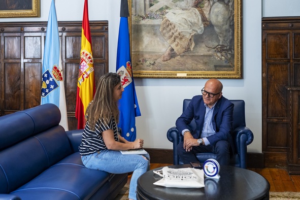 Reunión Manuel Baltar (Presidente da Deputación Ourense) con Maria del Carmen Yáñez Salgado (Alcaldesa do concello de Lobios).